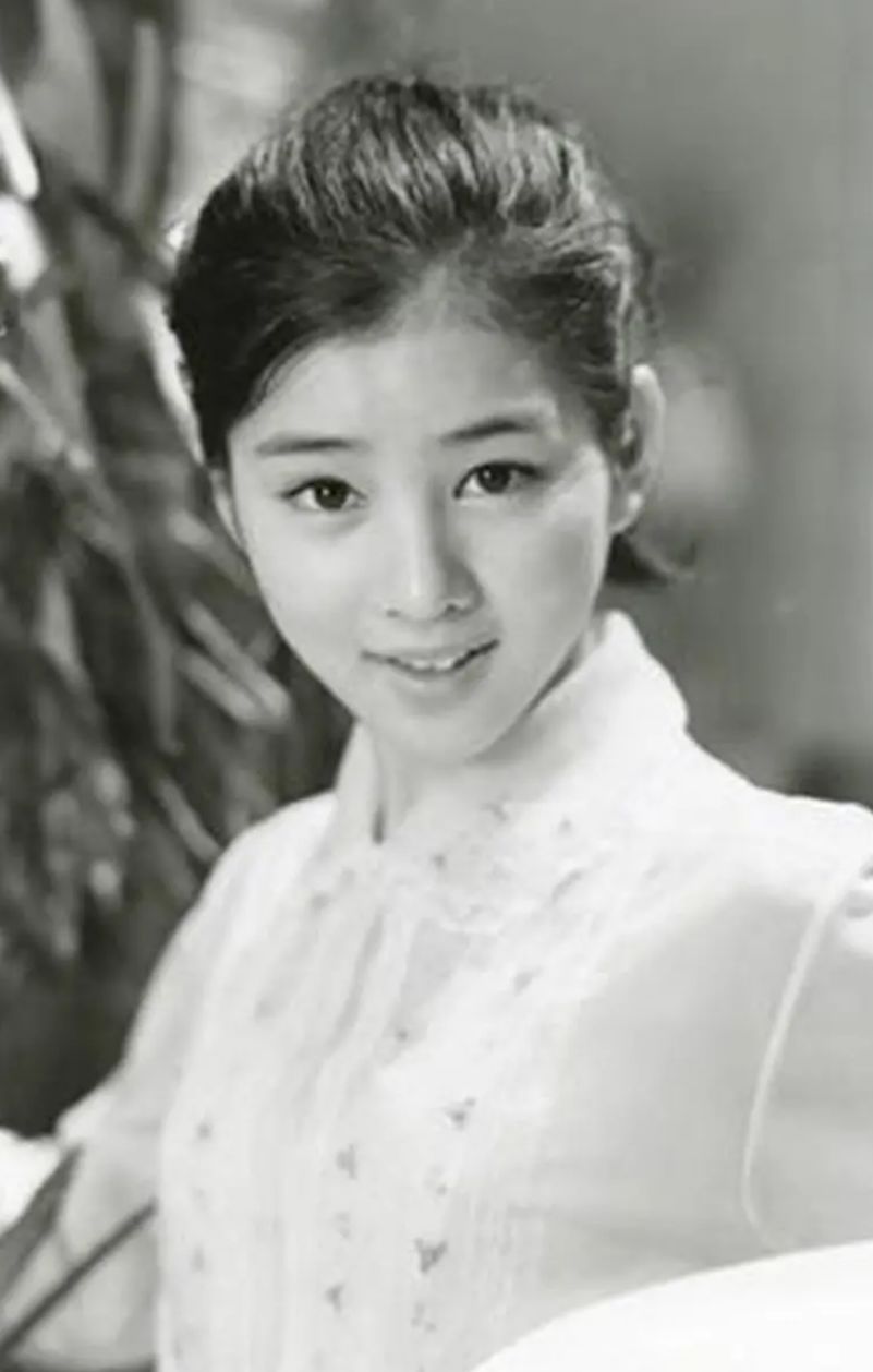 她是日本第一美女，是“活着的传说”！再大腕的明星遇到她，也化身迷弟迷妹