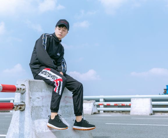 地表Zui强！暴雨蹦迪从不湿还巨暖和！比2个鸡蛋还轻，走8小时一点都不累