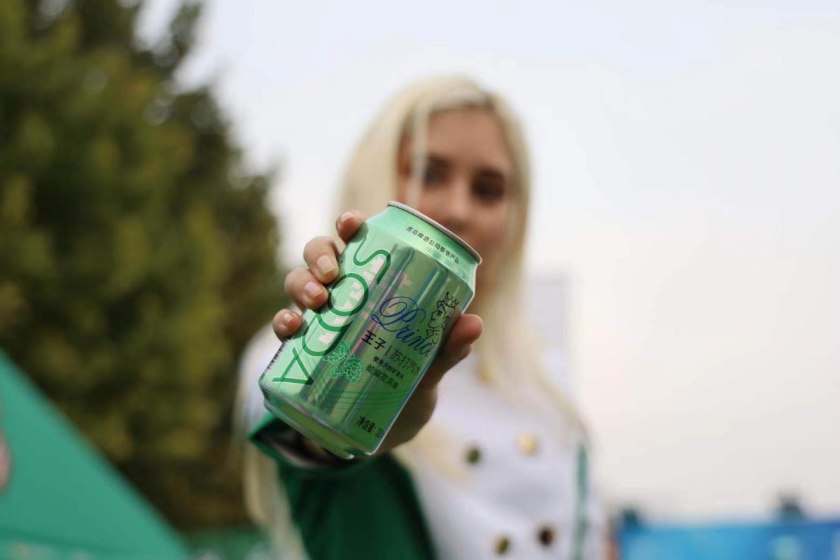 与足球宝贝共起舞王子海藻苏打水活力亮相中超赛场