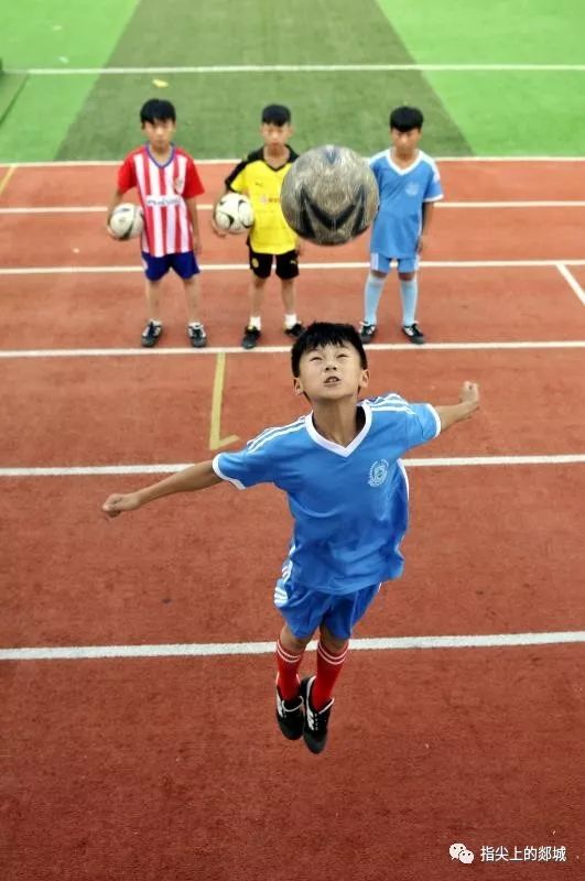 《半月谈》关注郯城校园足球改革发展：小城大球，从小县城踢到全球