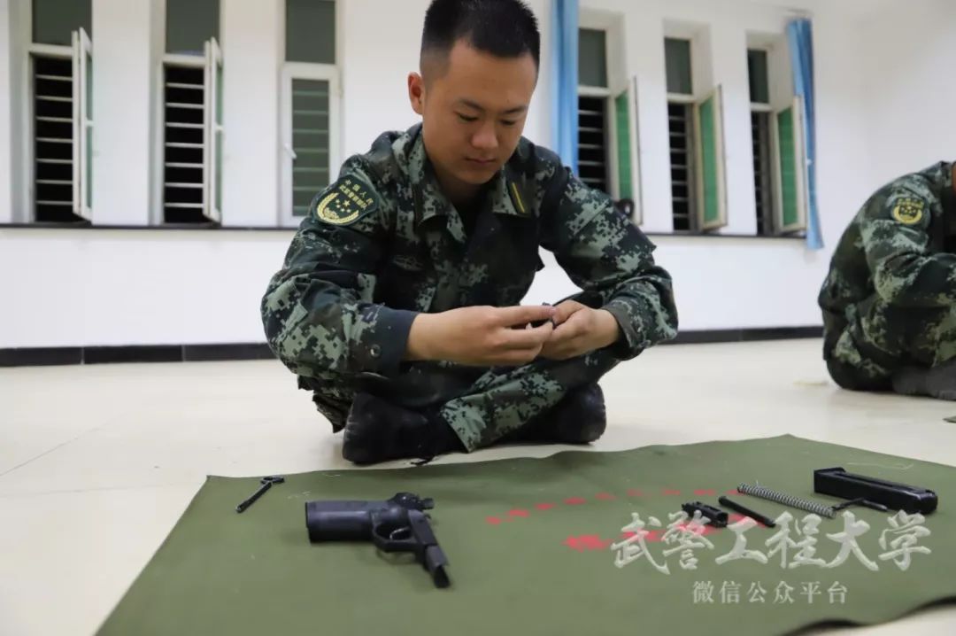 告别热气腾腾的军营,告别青春军旅