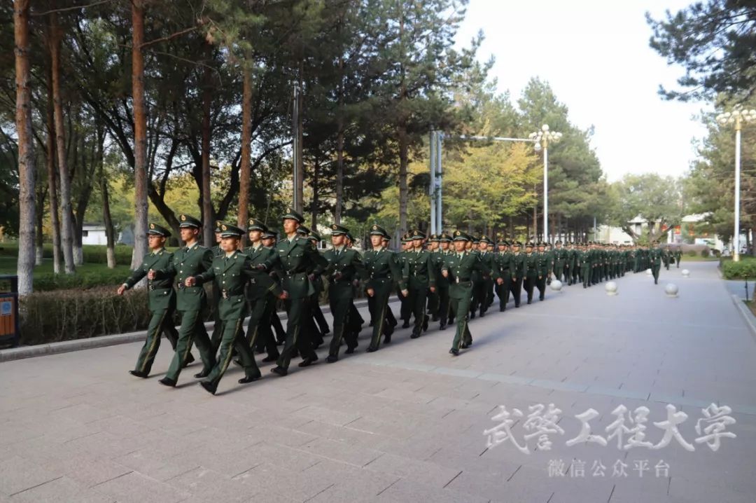 告别热气腾腾的军营,告别青春军旅