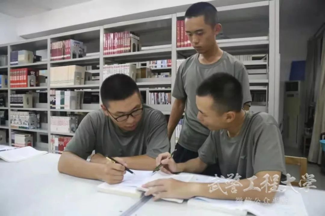 告别热气腾腾的军营,告别青春军旅