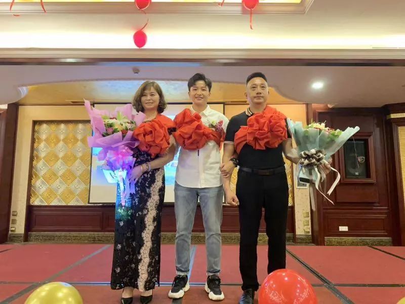 借“高利贷”上足校，重庆妈妈卖麻辣烫撑起2个足球梦