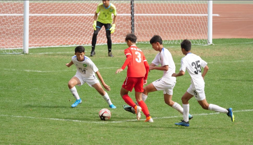 借“高利贷”上足校，重庆妈妈卖麻辣烫撑起2个足球梦