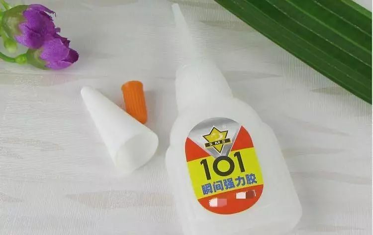 胶水怎么能把东西粘好,胶水粘在一个东西上怎么弄下来