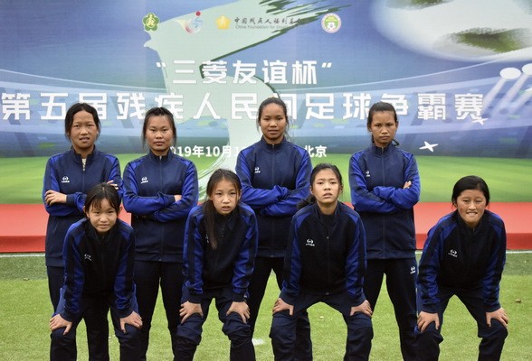 巧家聋人女子足球队：苔花如米小敢学牡丹开