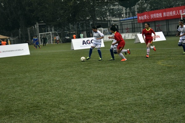 巧家聋人女子足球队：苔花如米小敢学牡丹开