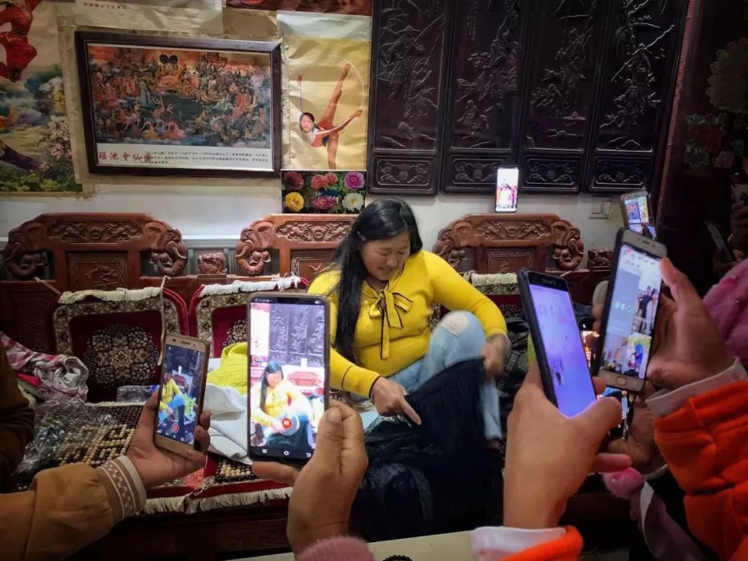 朱之文在露天舞台唱的歌,朱之文田间地头唱歌