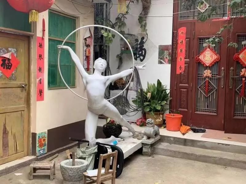 朱之文在露天舞台唱的歌,朱之文田间地头唱歌