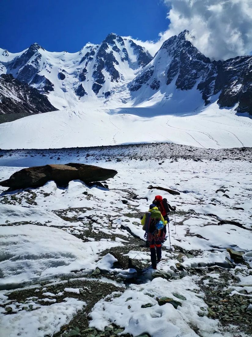 博格达峰登顶记录,李宗利登顶8千米以上的山