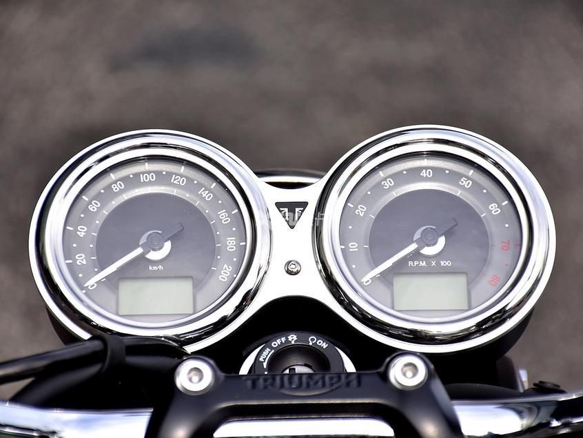 都是英伦范你愿意买日产W800还是泰产T100