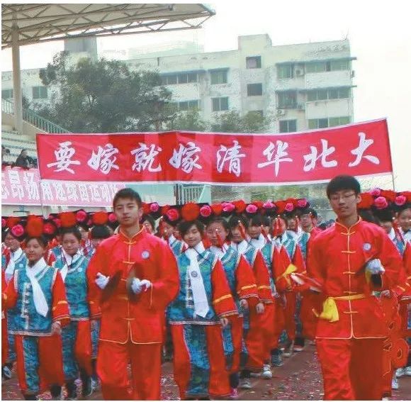 “学习使我妈快乐”，运动会标语还能再皮点？|沸话