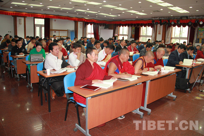 老一辈藏医如何薪火相传？这个持续10年的研修班给出了答案