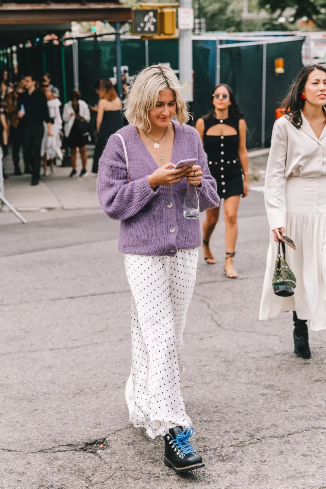 2022秋冬女明星马丁靴穿搭,女明星卡其色风衣搭配马丁靴图片