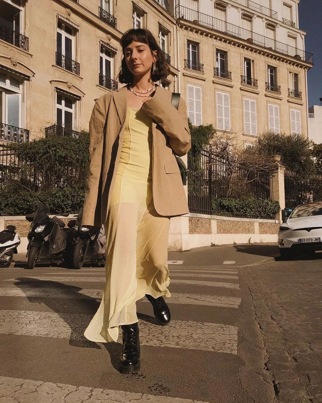 2022秋冬女明星马丁靴穿搭,女明星卡其色风衣搭配马丁靴图片