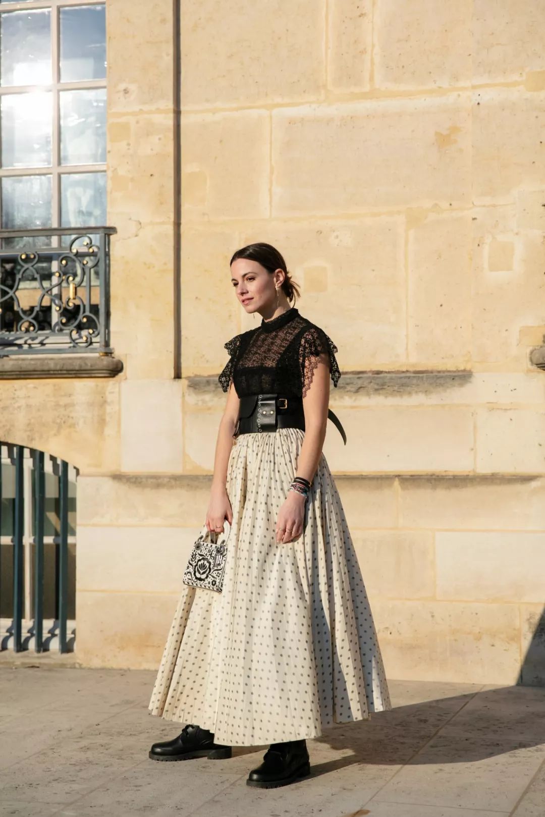 2022秋冬女明星马丁靴穿搭,女明星卡其色风衣搭配马丁靴图片