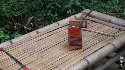 63岁中国大爷靠玩木头火到国外,61岁中国大爷惊呆老外