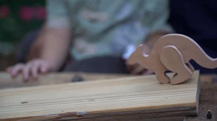 63岁中国大爷靠玩木头火到国外,61岁中国大爷惊呆老外