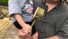 63岁中国大爷靠玩木头火到国外,61岁中国大爷惊呆老外