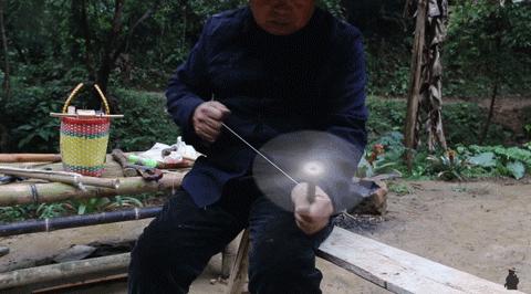 63岁中国大爷靠玩木头火到国外,61岁中国大爷惊呆老外