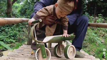 63岁中国大爷靠玩木头火到国外,61岁中国大爷惊呆老外