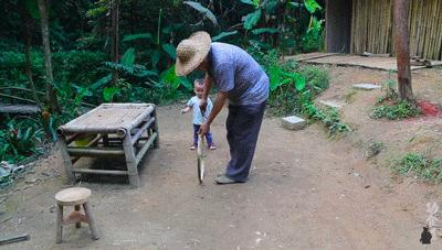 63岁中国大爷靠玩木头火到国外,61岁中国大爷惊呆老外