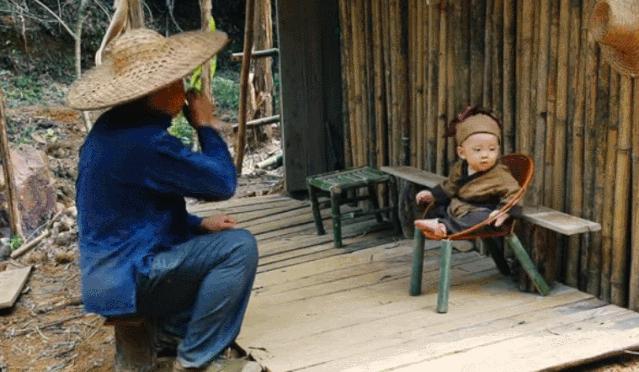 63岁中国大爷靠玩木头火到国外,61岁中国大爷惊呆老外