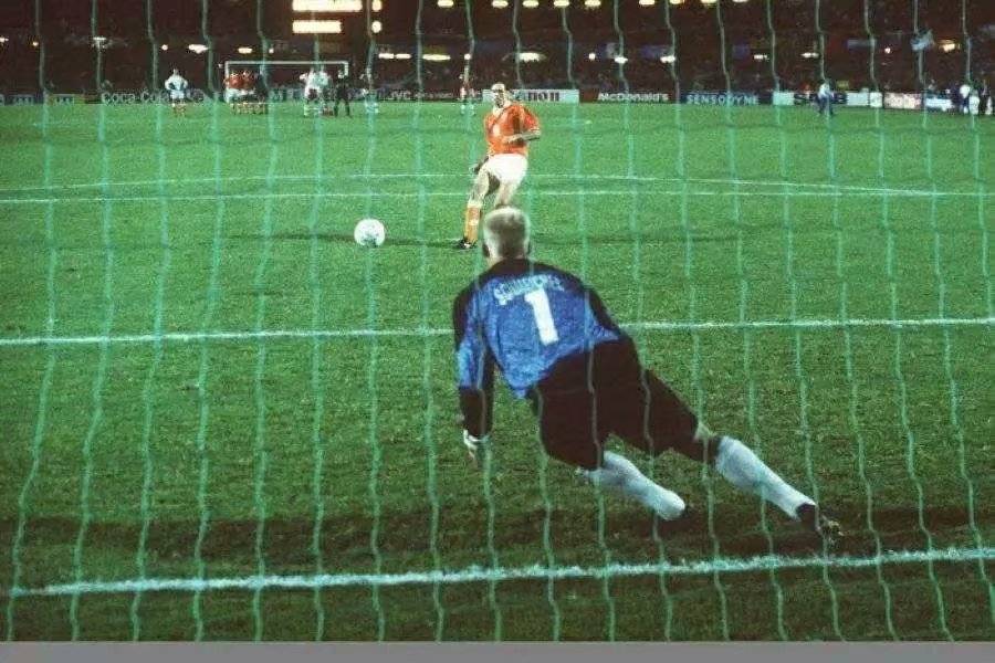 致范-巴斯滕：郁金香的魂，圣西罗的梦，翱翔绿茵的“天鹅王子”