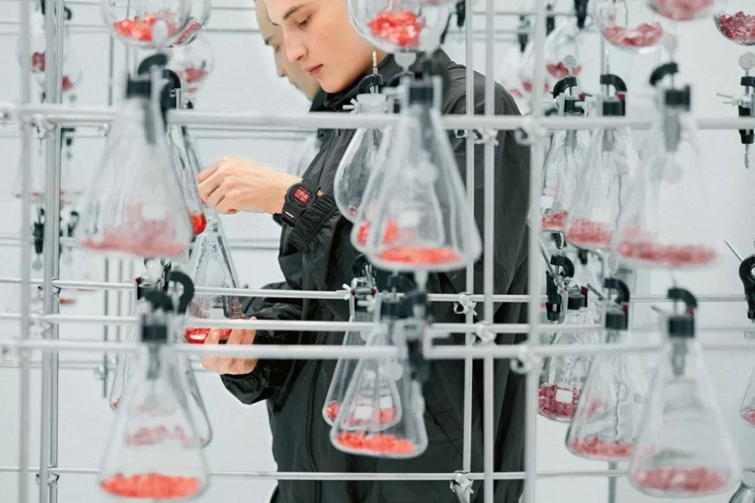 念想了十几年的“血屏”，如今要让你听个科幻故事