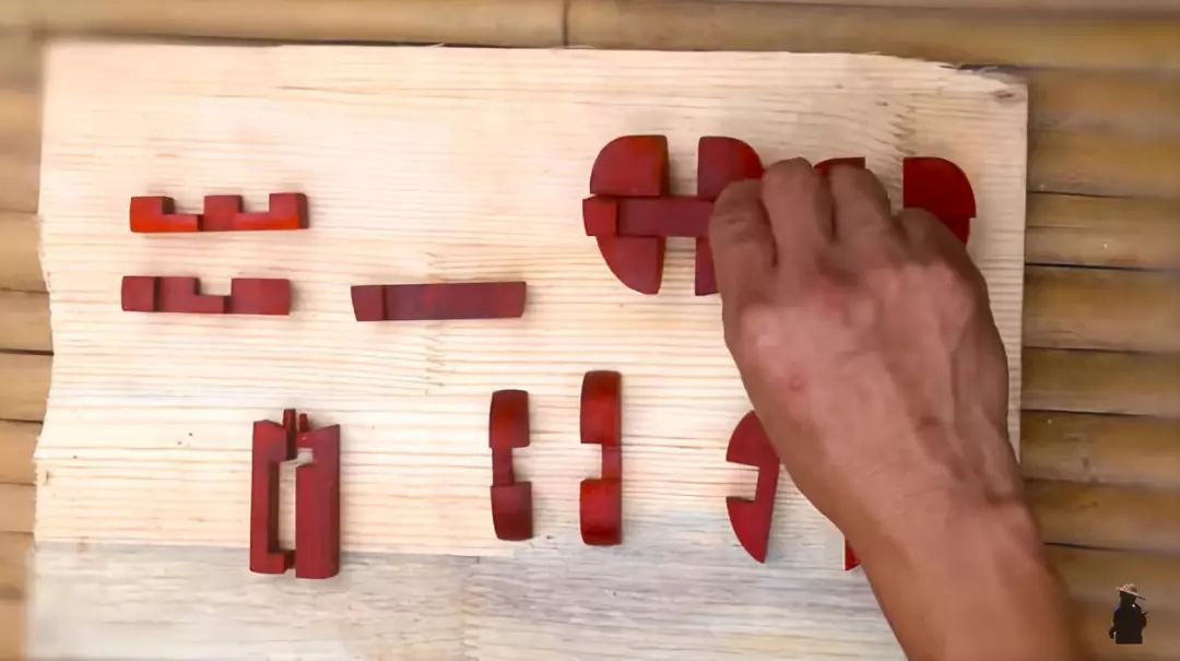 真·鲁班再世！61岁中国大爷造出2500年前鲁班凳，惊艳1000万外国网友：这还是我认识的中国功夫吗？