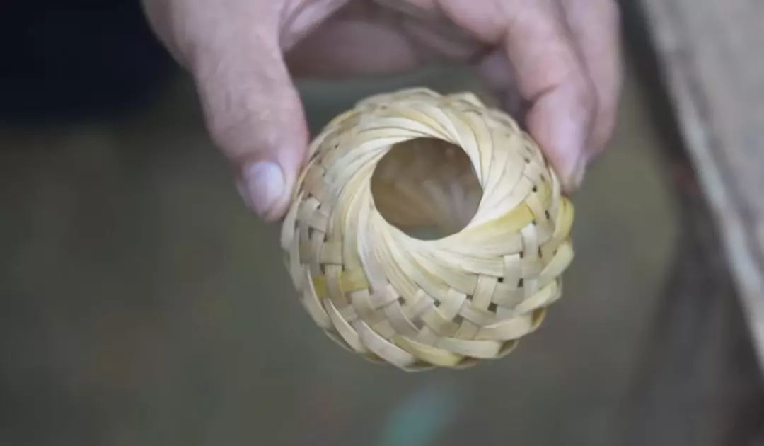 真·鲁班再世！61岁中国大爷造出2500年前鲁班凳，惊艳1000万外国网友：这还是我认识的中国功夫吗？