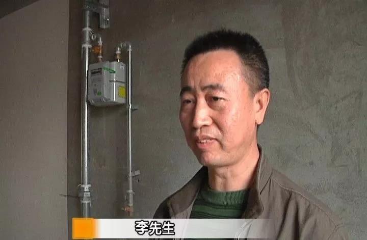 市民买的新房却漏水到楼下这损失到底该由谁来赔？