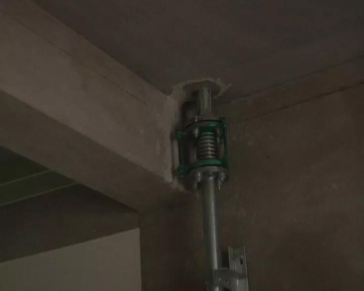 市民买的新房却漏水到楼下这损失到底该由谁来赔？