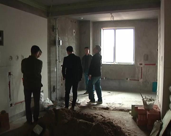 市民买的新房却漏水到楼下这损失到底该由谁来赔？