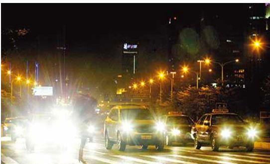 夜间会车灯光刺眼怎么解决,怎么防止远光灯晃眼睛