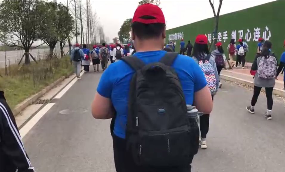 励志|体重将近300斤的他，两天走了100公里路……