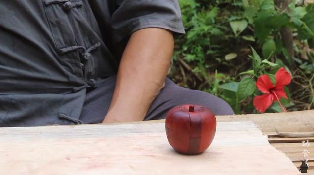 63岁中国大爷靠玩木头火到国外,61岁中国大爷惊呆老外