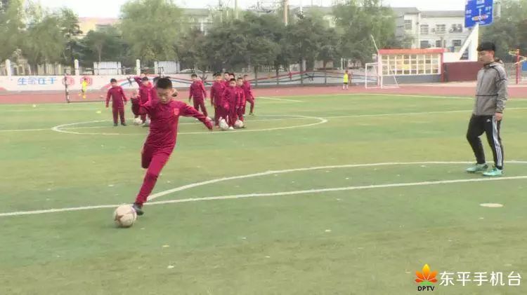 这是哪个学校：玩转足球助成长