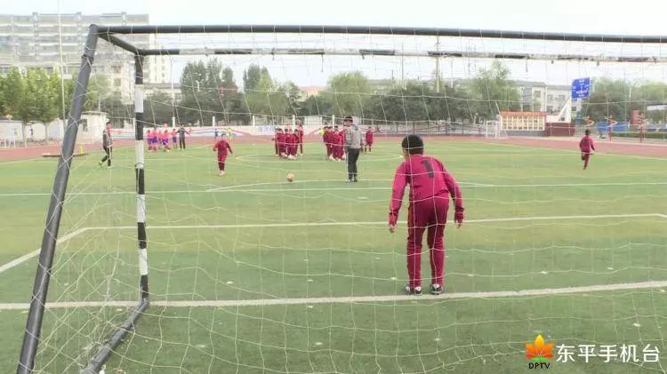 这是哪个学校：玩转足球助成长