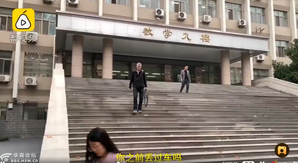 最陕西|被学生“坑”了？高校外教每天拎着自行车前轮去上课