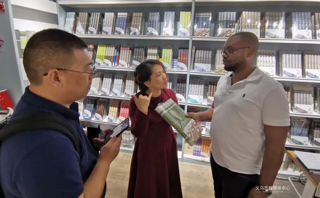 义乌故事丨靠一块餐垫，她一年挣了三千万