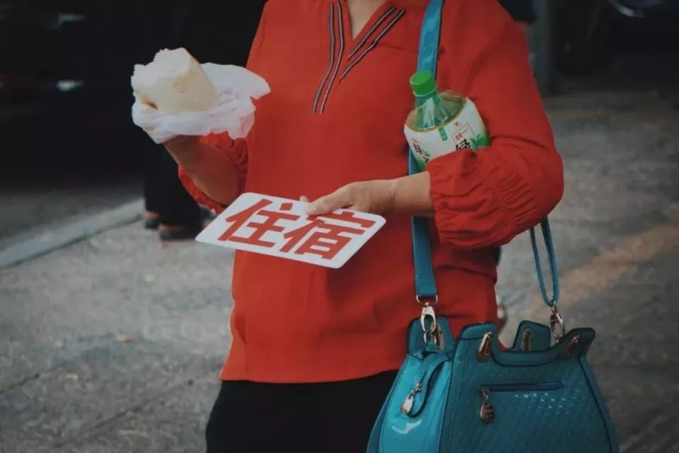 癌症患者挂尿袋和屎袋,患癌人身上带着尿袋