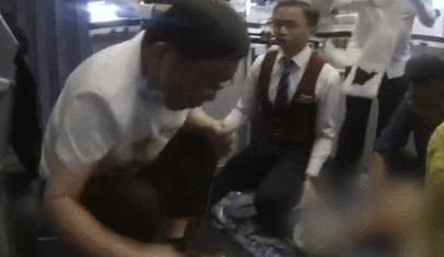 张红医生飞机急救视频,张红医生吸尿救人