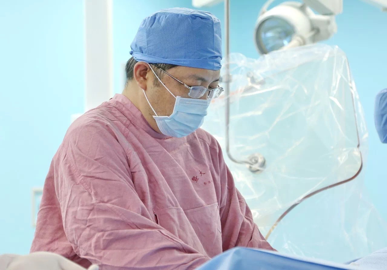 飞机上吸尿救病人,飞机上吸尿救人医者仁心令人动容