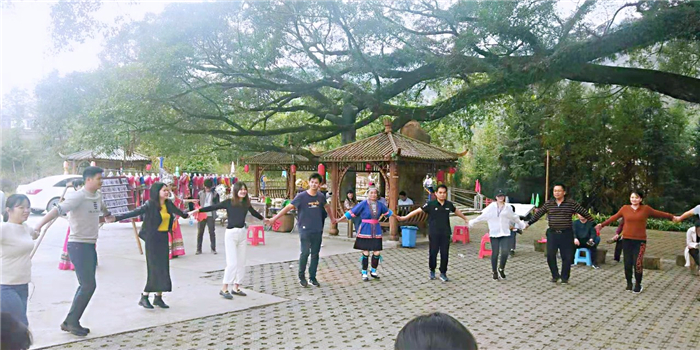 灏借缇庢櫙閫告父澶╀笅,灏芥徑缇庢櫙