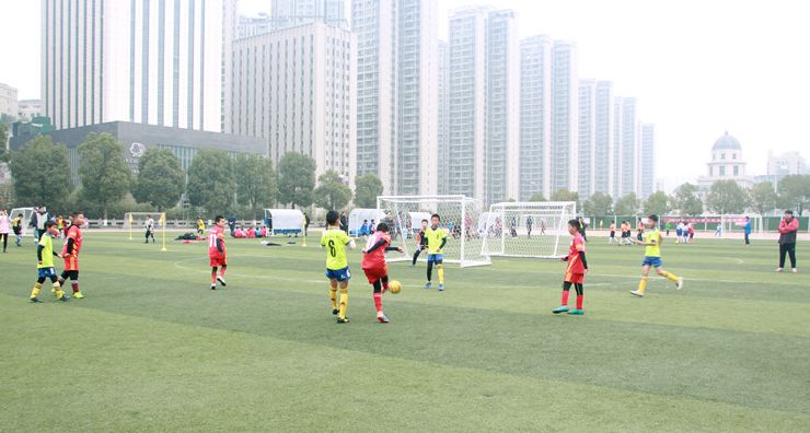 天啊！上周末700多个学生把足球玩成了这样