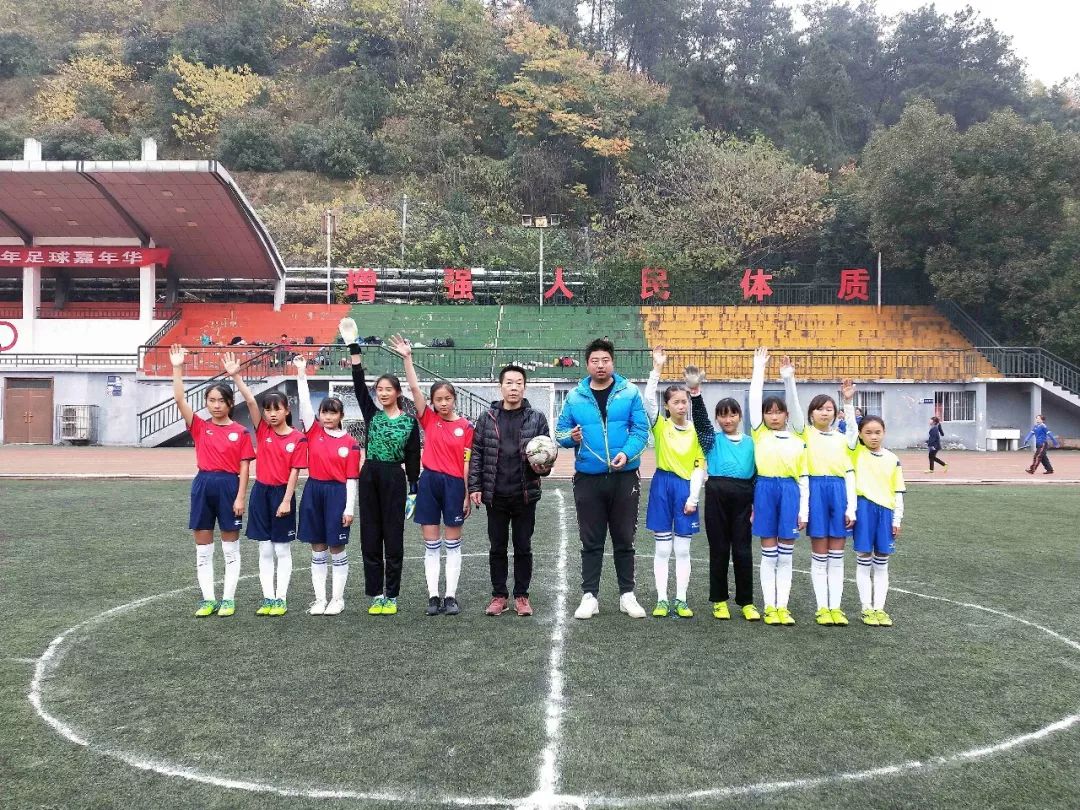 天啊！上周末700多个学生把足球玩成了这样