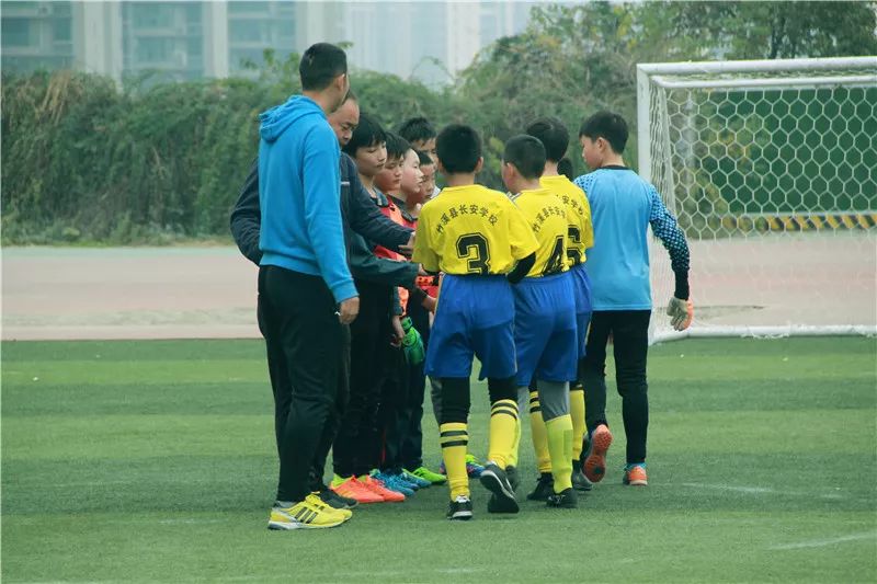 天啊！上周末700多个学生把足球玩成了这样