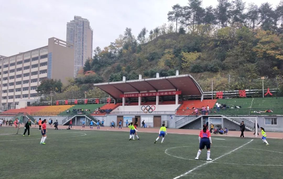 天啊！上周末700多个学生把足球玩成了这样